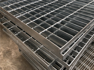 選用平臺鋼格板時應該注意什么 選用平臺鋼格板時應該注意什么